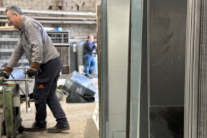Σιδηρεμπορική: στον χώρο μας λειτουργεί τμήμα Επεξεργασίας & Διαμόρφωσης μετάλων με μηχανήματα όπως στράτζα, ψαλίδι, κύλινδρος, κουρμπαδόρος, πρέσσα διαμόρφωσης περσίδας κ.α.